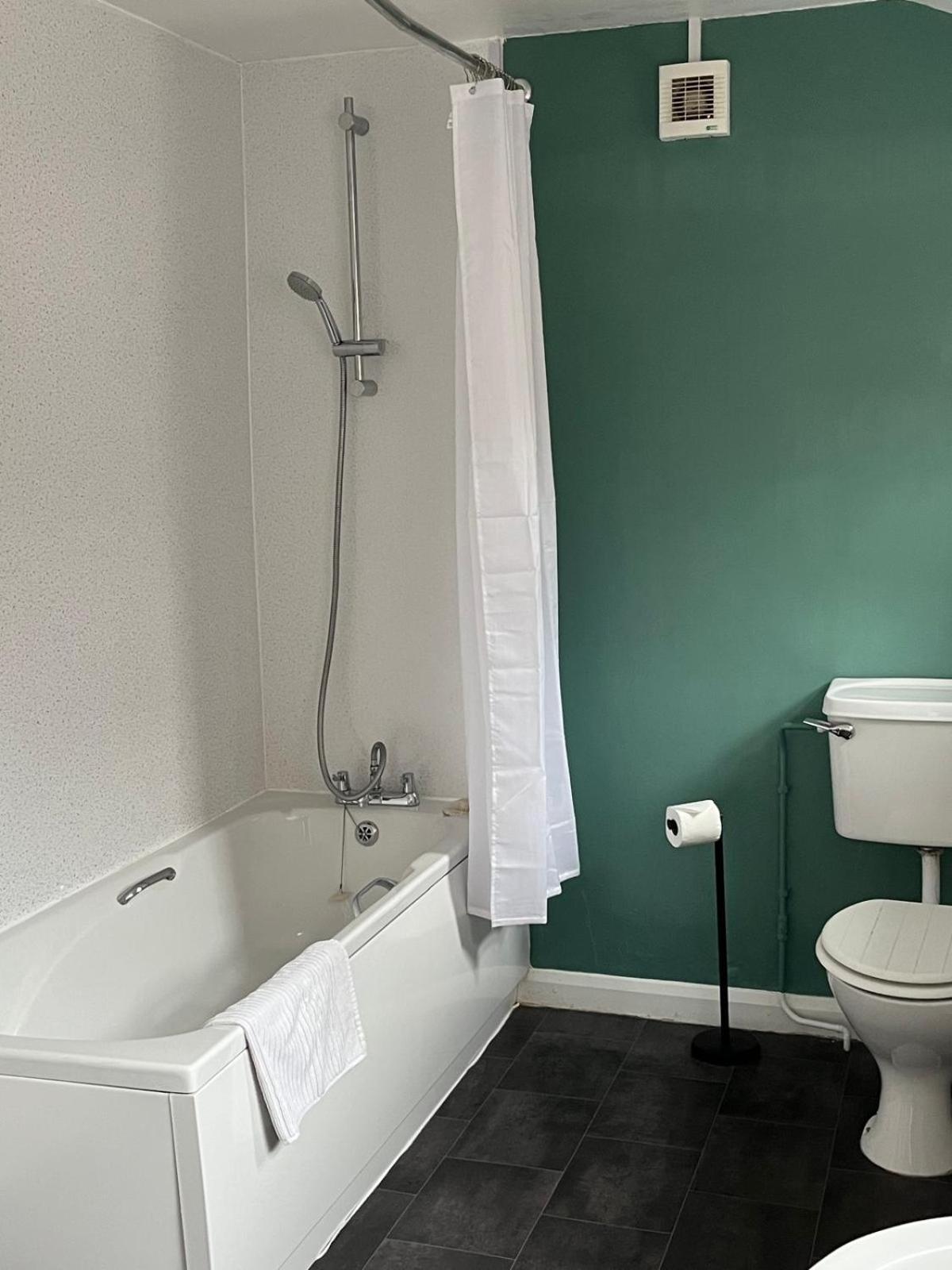Stylish Townhouse In Lincoln Villa Bagian luar foto