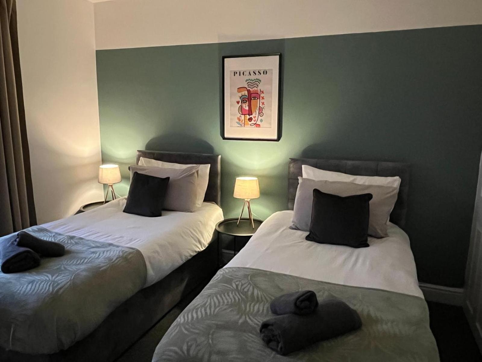 Stylish Townhouse In Lincoln Villa Bagian luar foto